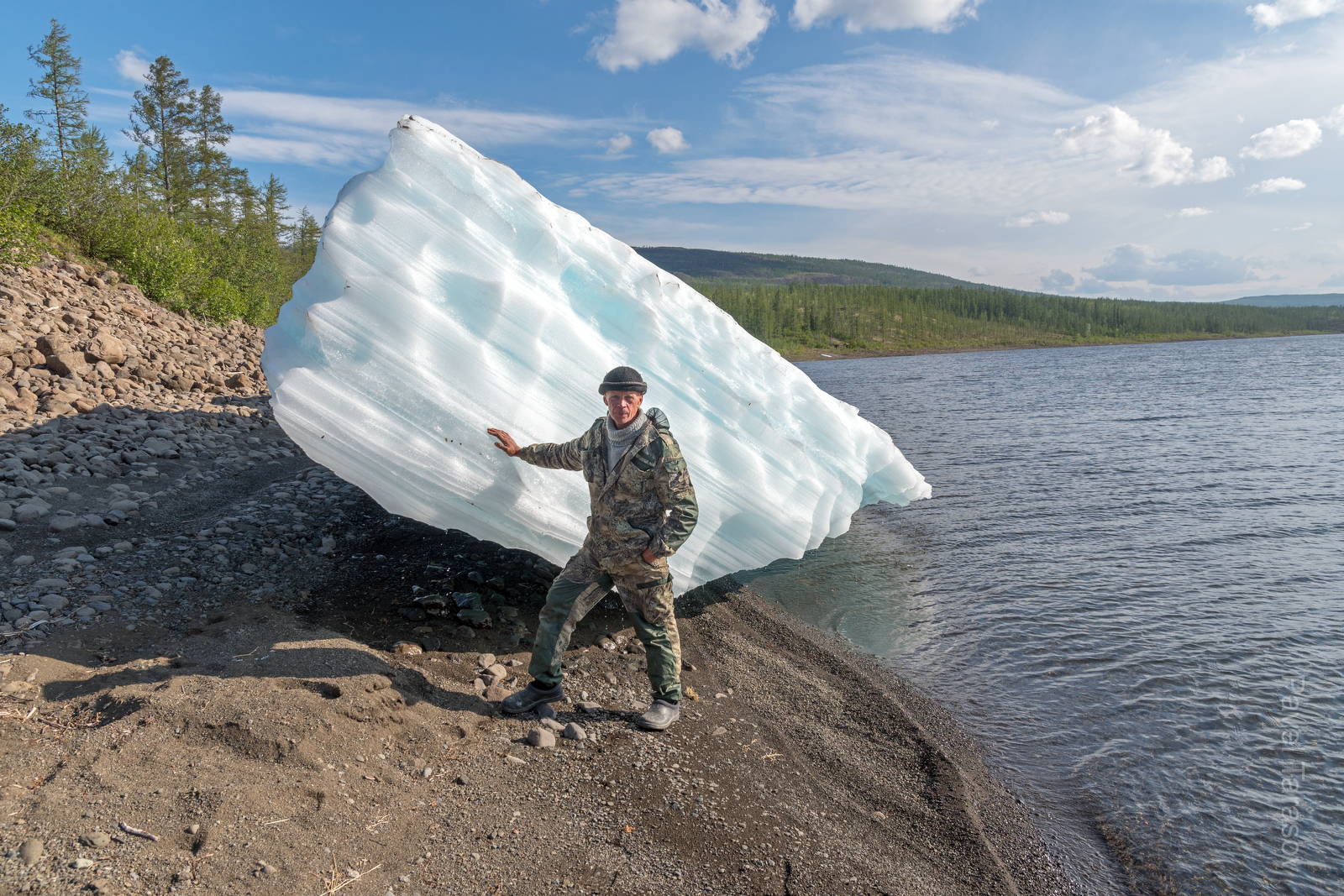 Александр Медведев вез нас до стрелки с Яктали. А рядом с ним маленькая льдинка с берега Дюпкуна