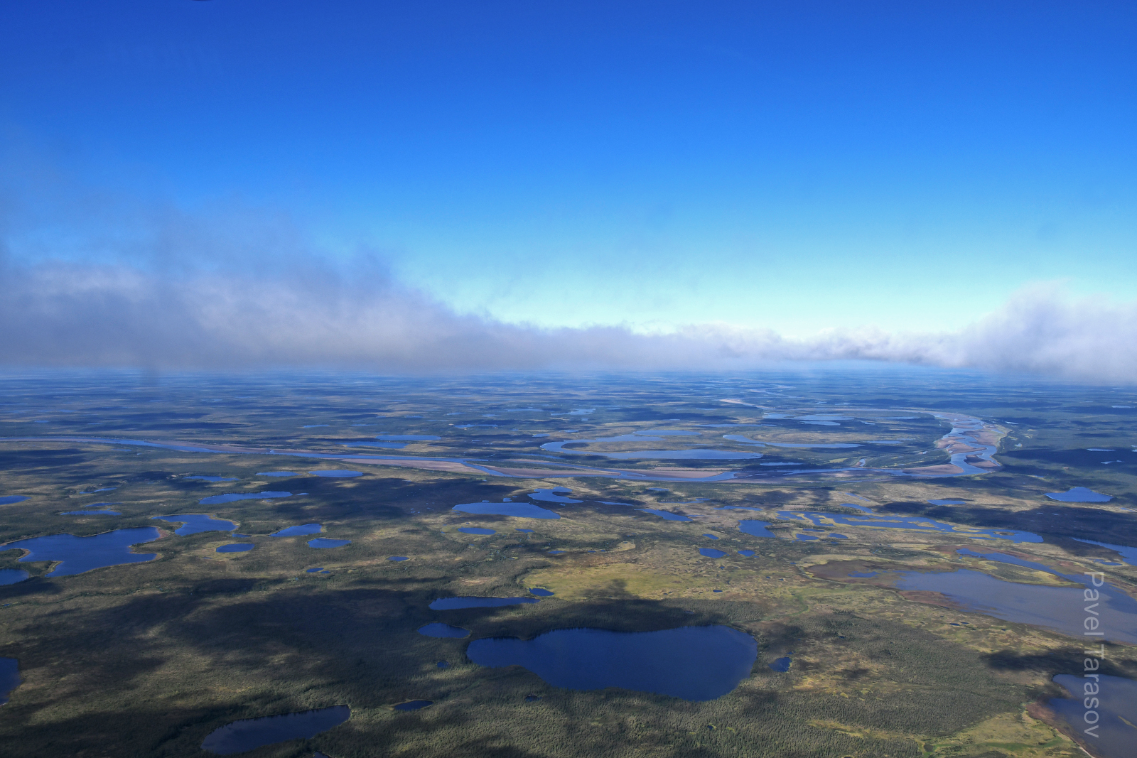 Вертолет из Волочанки летит над бескрайней тундрой, два часа полета невозможно оторваться от иллюминатора 