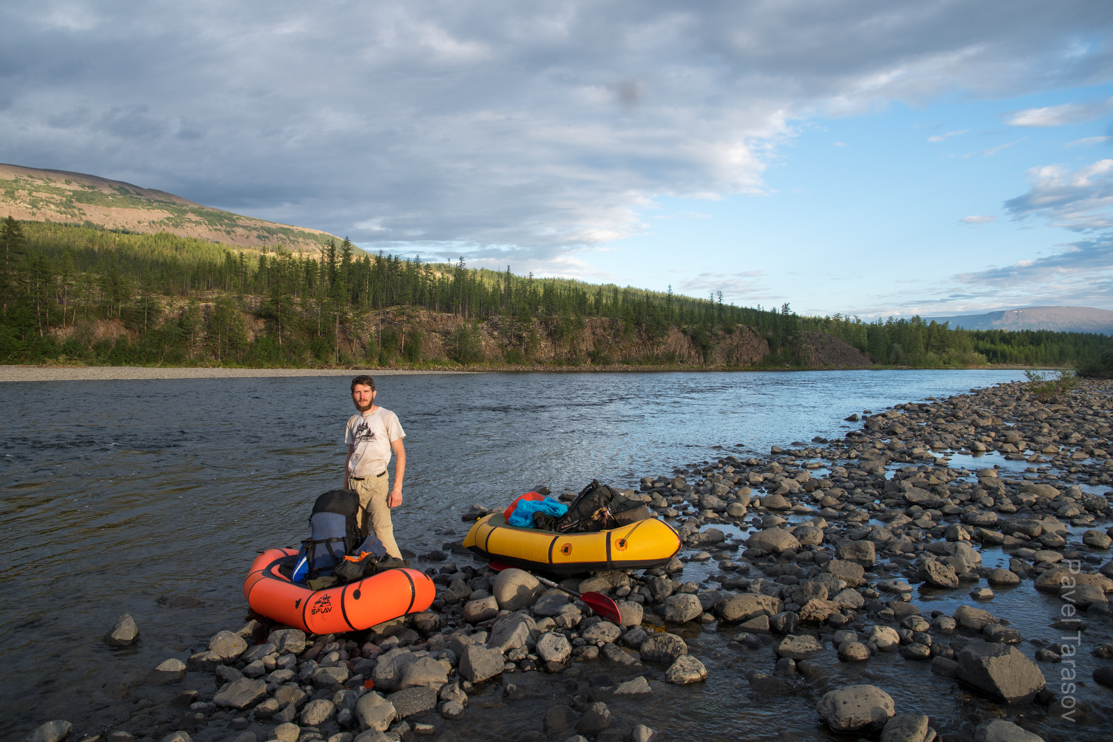 Так мы вечером проводили пакрафты с барахлом вдоль берега Яктали. На берегу были непролазные кусты