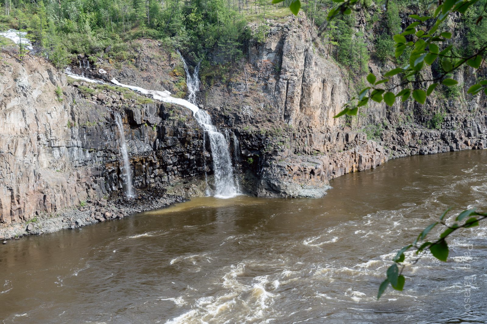 Курейка течет в глубоком каньоне, иногда через ветки видны водопадики на притоках