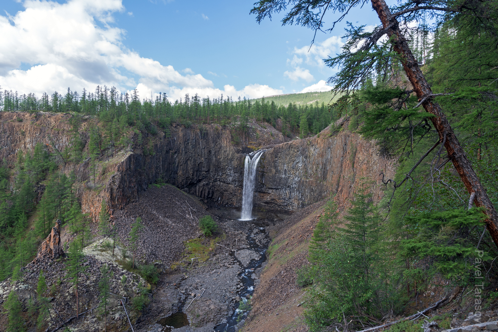 Водопад - нежданчик, которого нет на карте. Три струи, объединяющиеся в одну, - заглядение!