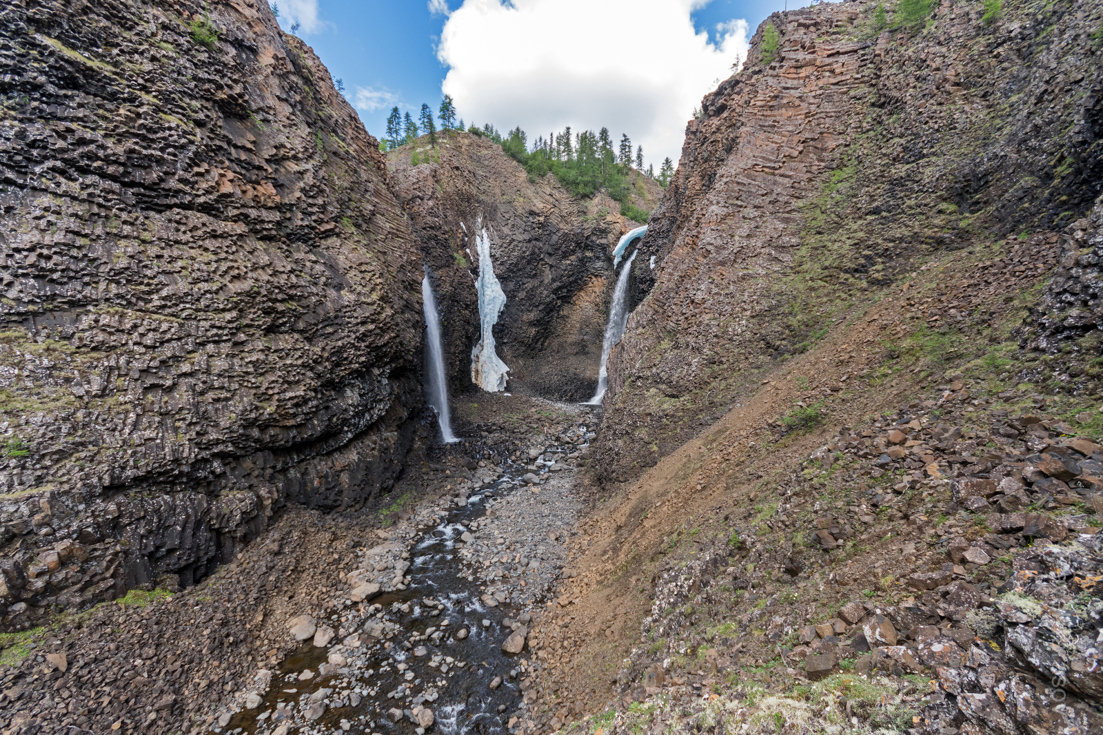 Четвертый водопад на ручье, стекающем с вершины Водопады. По карте он более 40 метров. Увы это не так. Но, наверное, если сложить два водопадика слева и справа, как-то так и получится. Зато какое красивое ущелье!