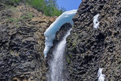 Наледь над водопадом
