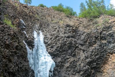 Наледь на скалах