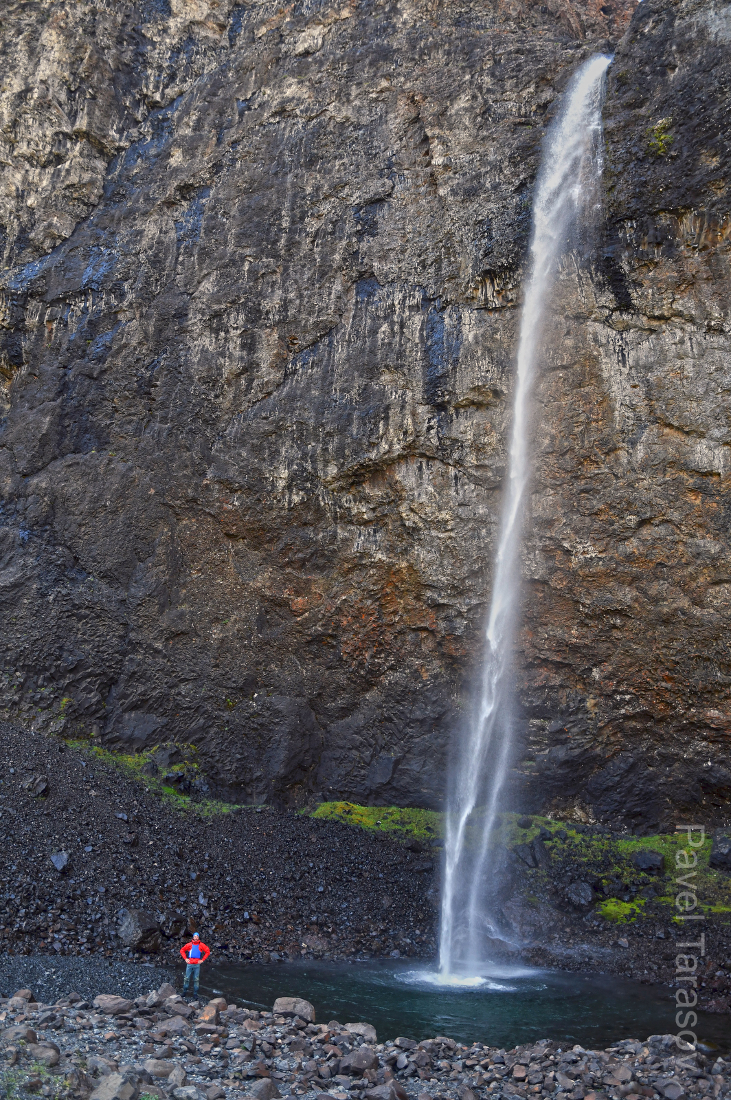 Водропад на левом притоке Хигдекита, высотой метров 40. Было бы потеплее - вот бы под ним искупаться!