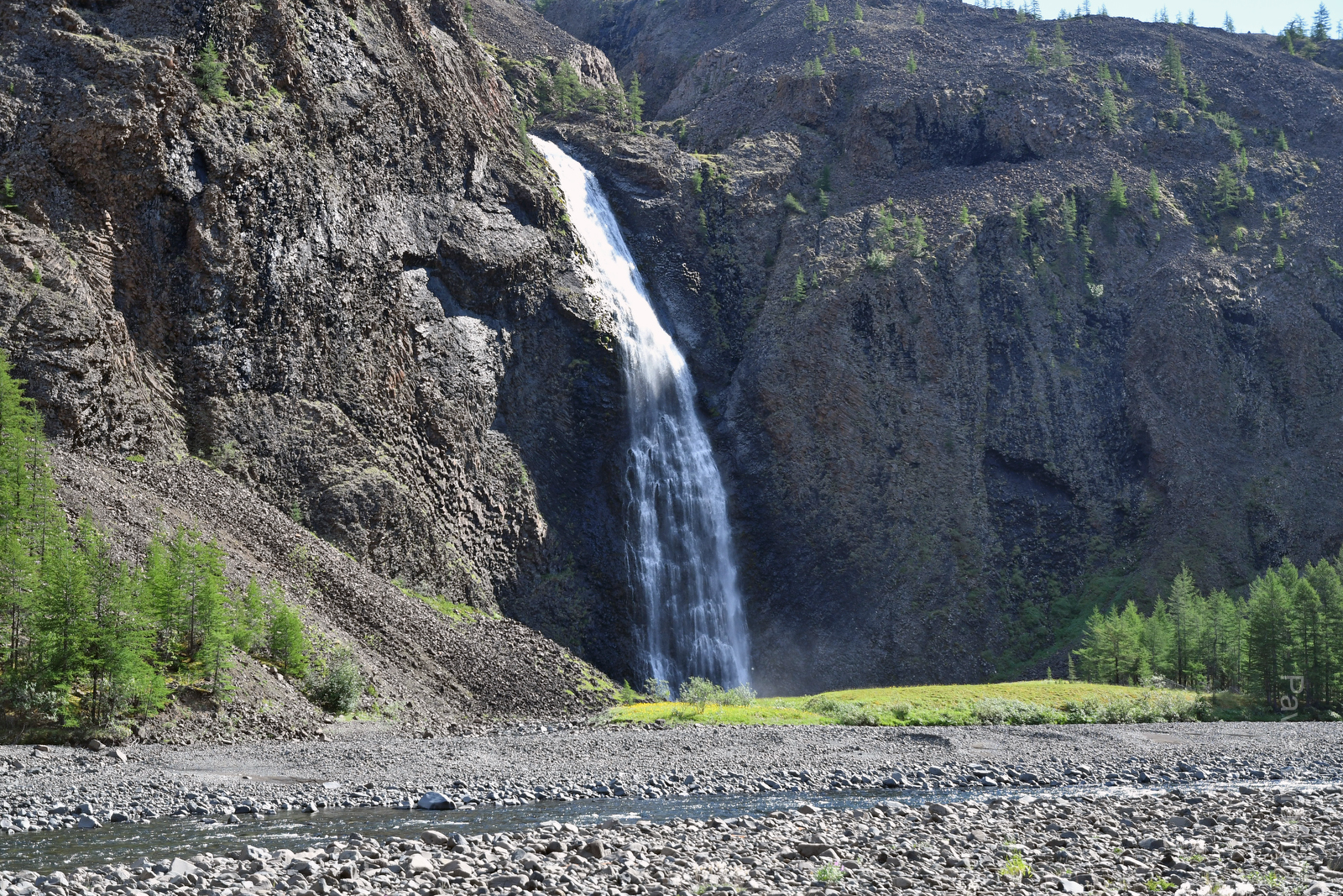 Водропад на правом притоке Хигдекита. Напротив него еще один, тоже высокий и красивый водопад. Последние два водопада в этой поездке