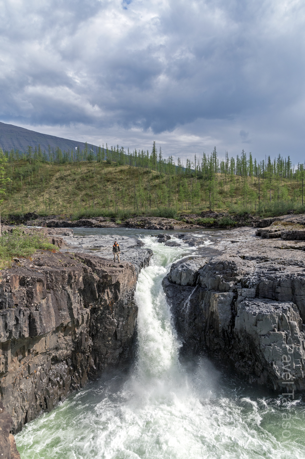 Водопад на Яктали, напротив впадения Дулисмара. Эх, прыгнуть бы его на каяке!