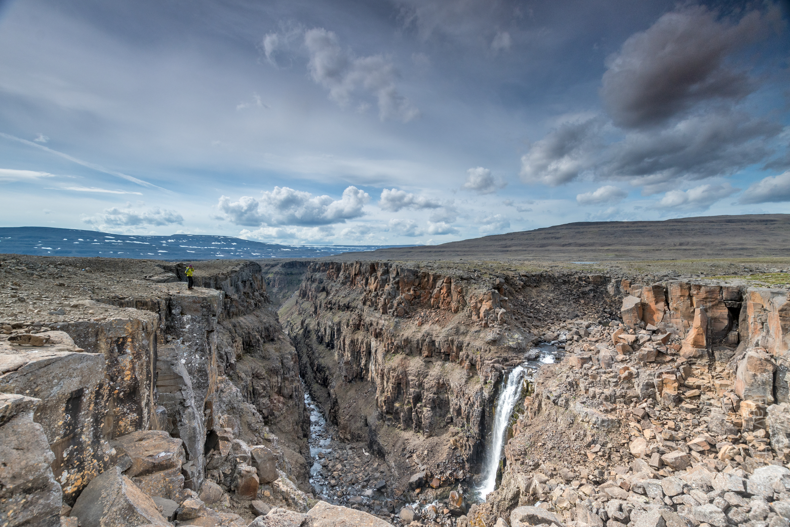 Начало каньона ручья Хихикаль - узкое ущелье с почти отвесными стенами. Глубина его почти сразу более 100м!