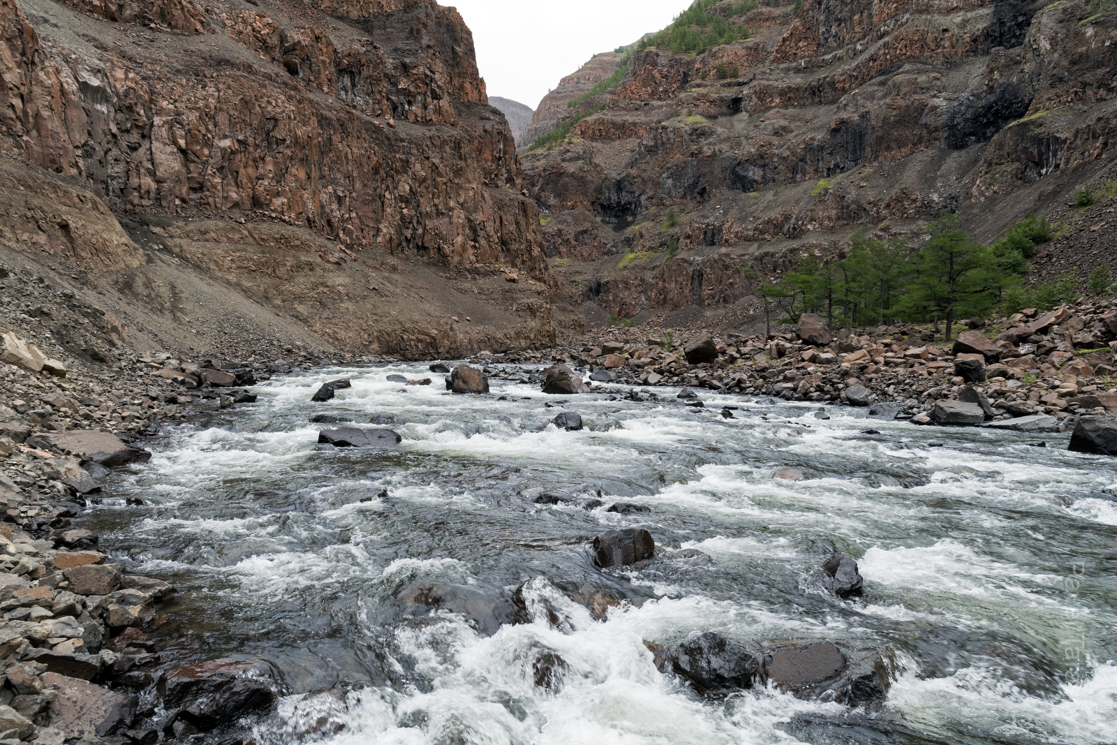 На притоке реки Лангама находится один из шести 100+ метровых водопадов Плато. Добраться до него не просто - ущелье почти отвесное, воды много, на берег вылезти сложно. Мы, поглазев на ущелье, искать водопад не пошли.