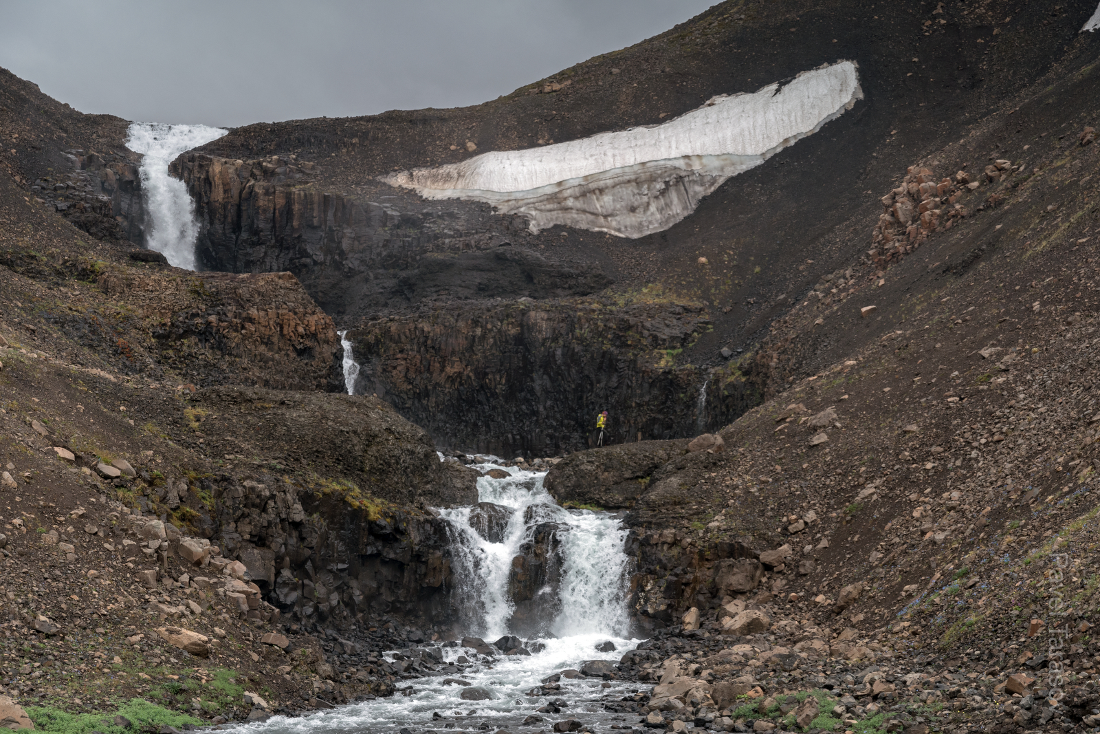 Плато Путорана полно сюрпризов. На карте этот безумно красивый каскад водопадов - всего лишь скромная черточка на ручье с подписью "10м"