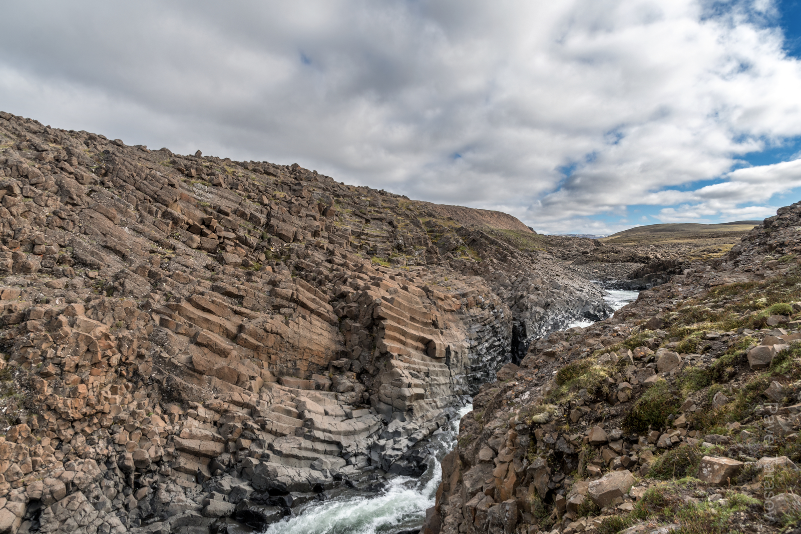 Вулканическая "лапша" - причудливо застывшая лава древнего вулкана