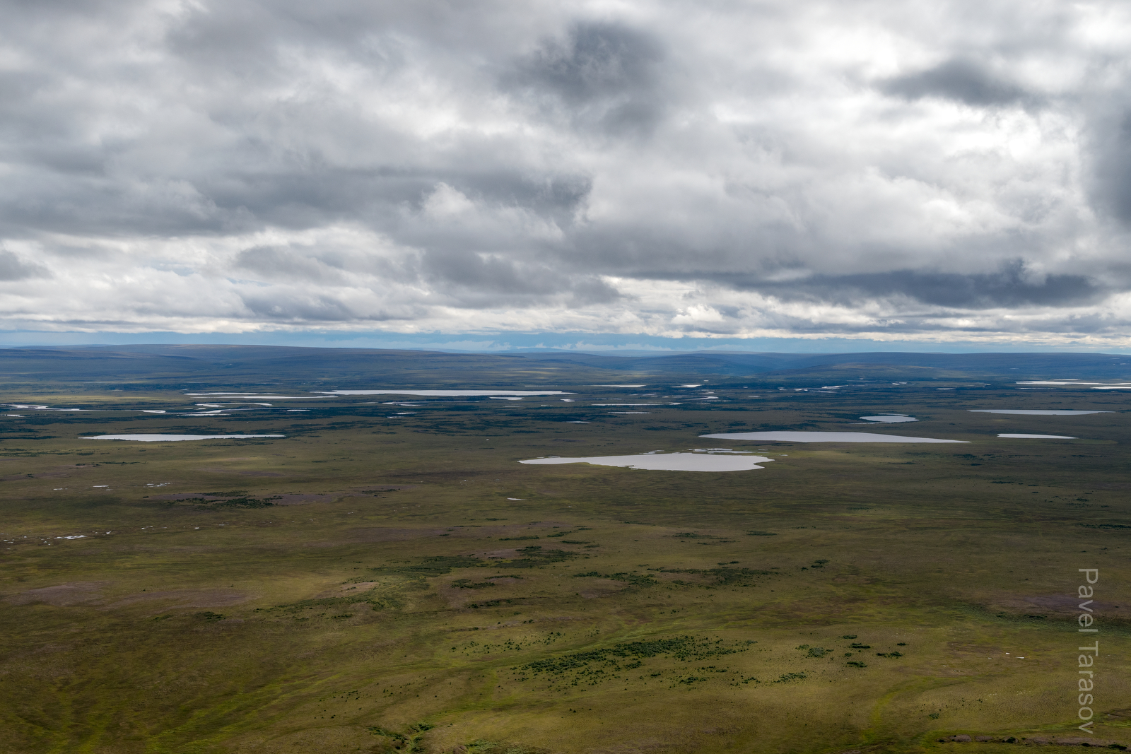 Вертолет между Волочанкой и Дудинкой позволяет 2 часа глазеть на бескрайнюю тундру 