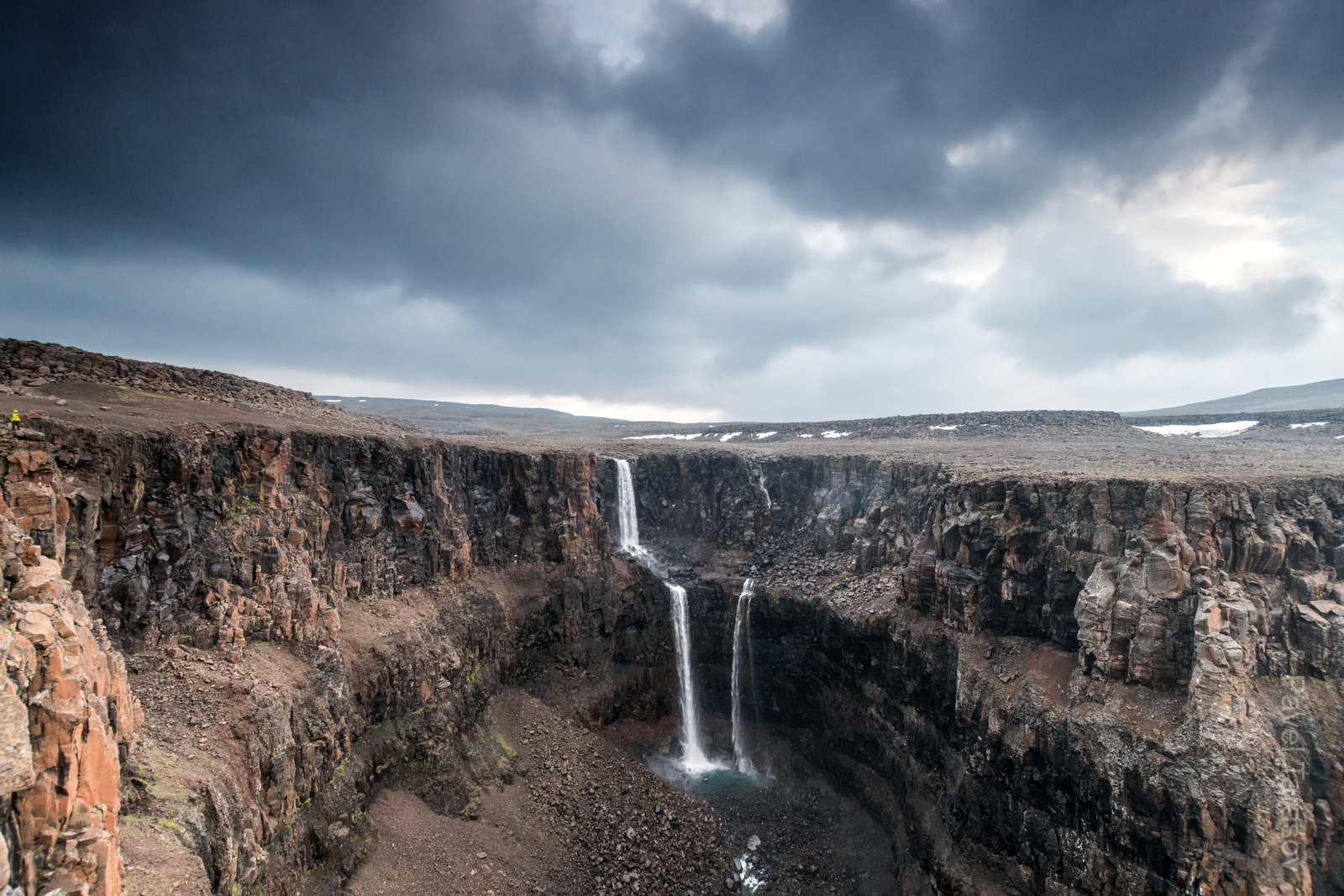 Красавец водопад на Амнундакте - одно из самых красивых мест на Плато Путорана. Погода в этот день была туманная и дождливая, видимость 2-3 метра, мы уже и не ждали увидеть водопад. Но Плато было к нам благосклонно. Как только мы дошли до водопада, туман рассеялся, два часа на фотосессию и водопад снова скрылся в тумане.