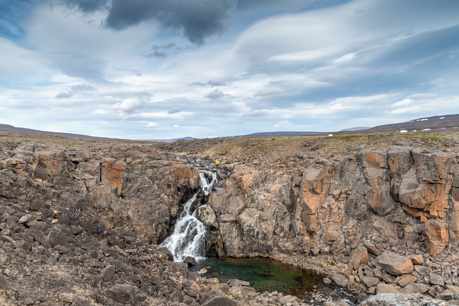 Водопад в верховье ручья Хихикаль