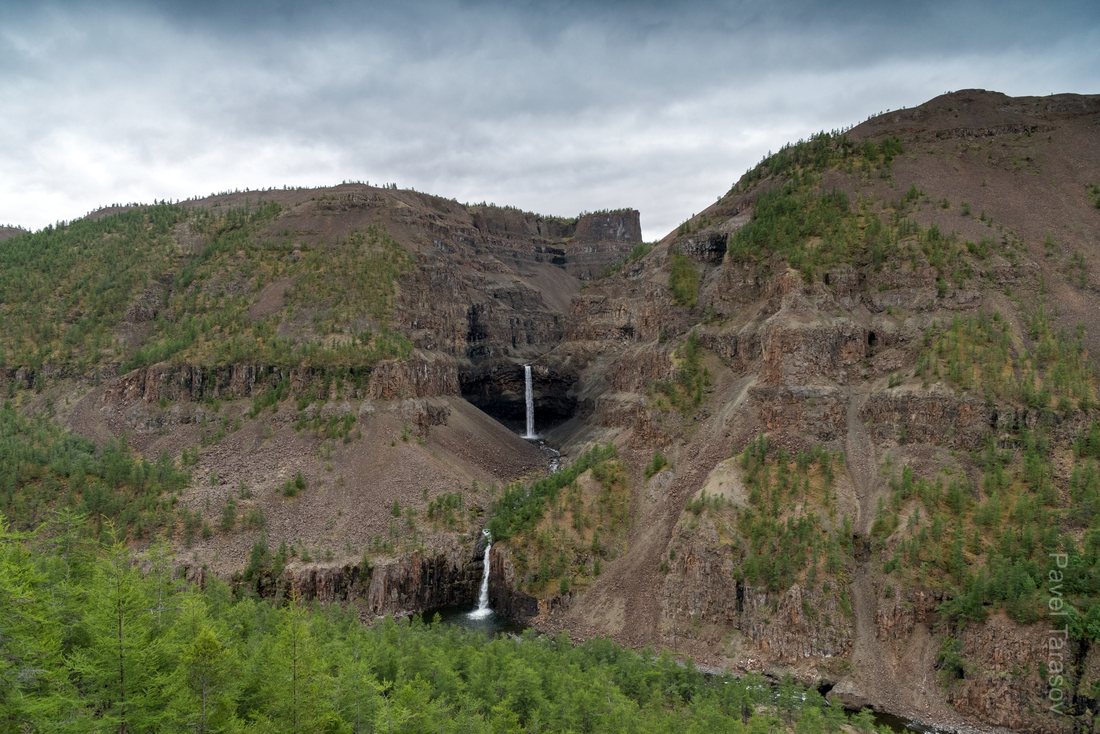 Вид на каньон реки Канки с другого берега Хибарды. А ведь где-то по орографически левому (правая сторона кадра) берегу Канки мы спускались вниз!