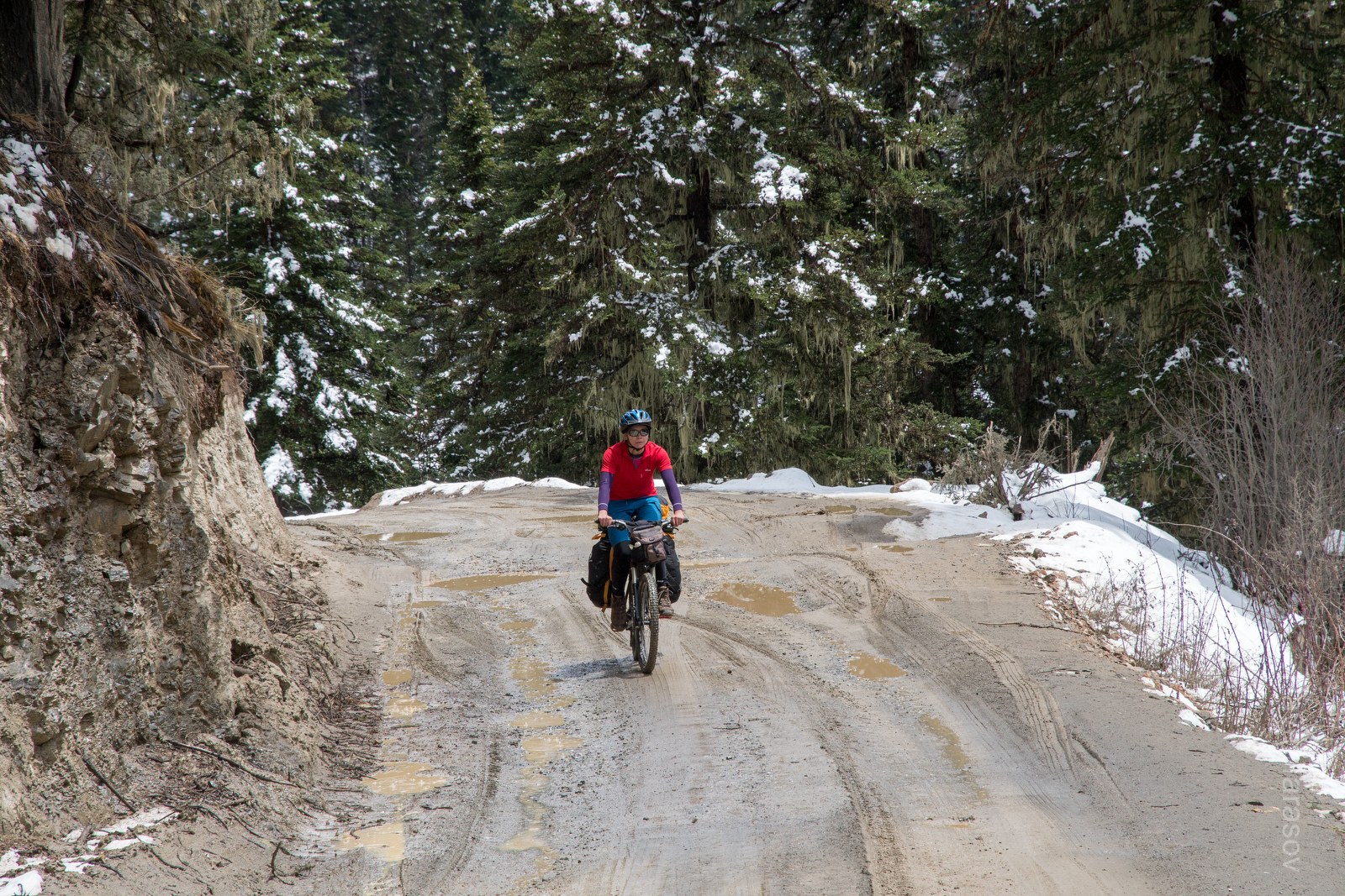 В первый же день перевал 4200, еще и по грязи, взять было не просто