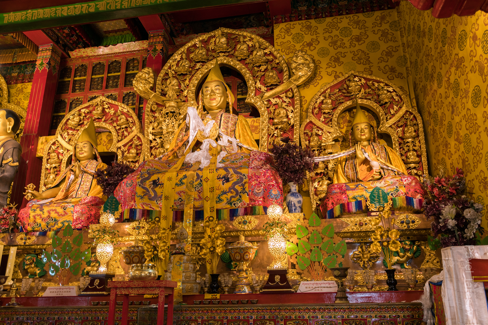 Статуи в монастыре Сершул