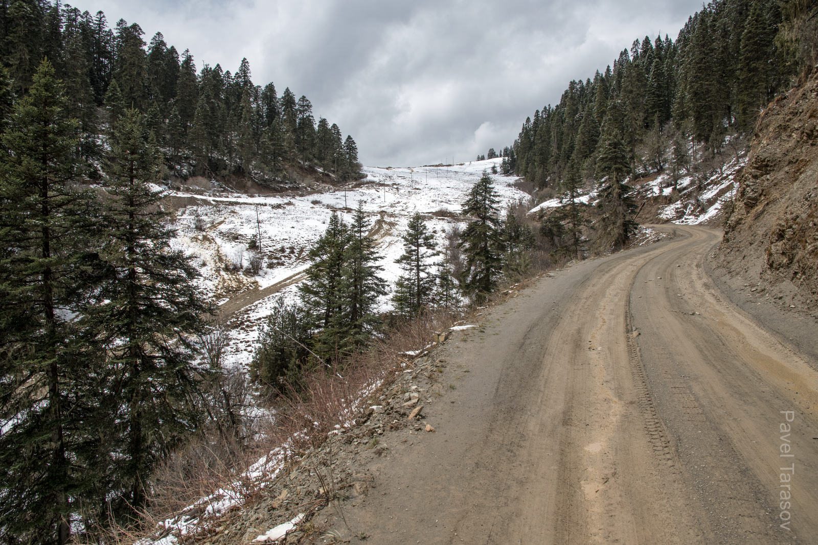 В Тибете строится очень много тунелей. Асфальтированные или бетонные дороги проводятся только ко входу в тунель, а дорога наверх перевала не асфальтируется - зачем, если потом все равно будет тунель?