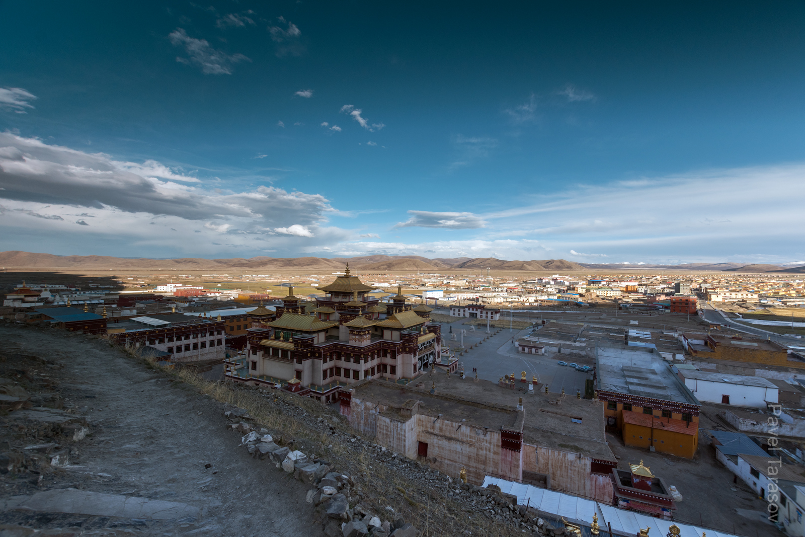 Большое здание - главный храм монастыря Sershul, вокруг него кельи и другие помещения монастыря. Здесь почти не бывает европейцев, а сам монастырь основан в 1701 году.
