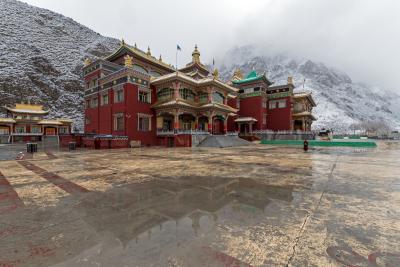 Монастырь недалеко от Юйшу