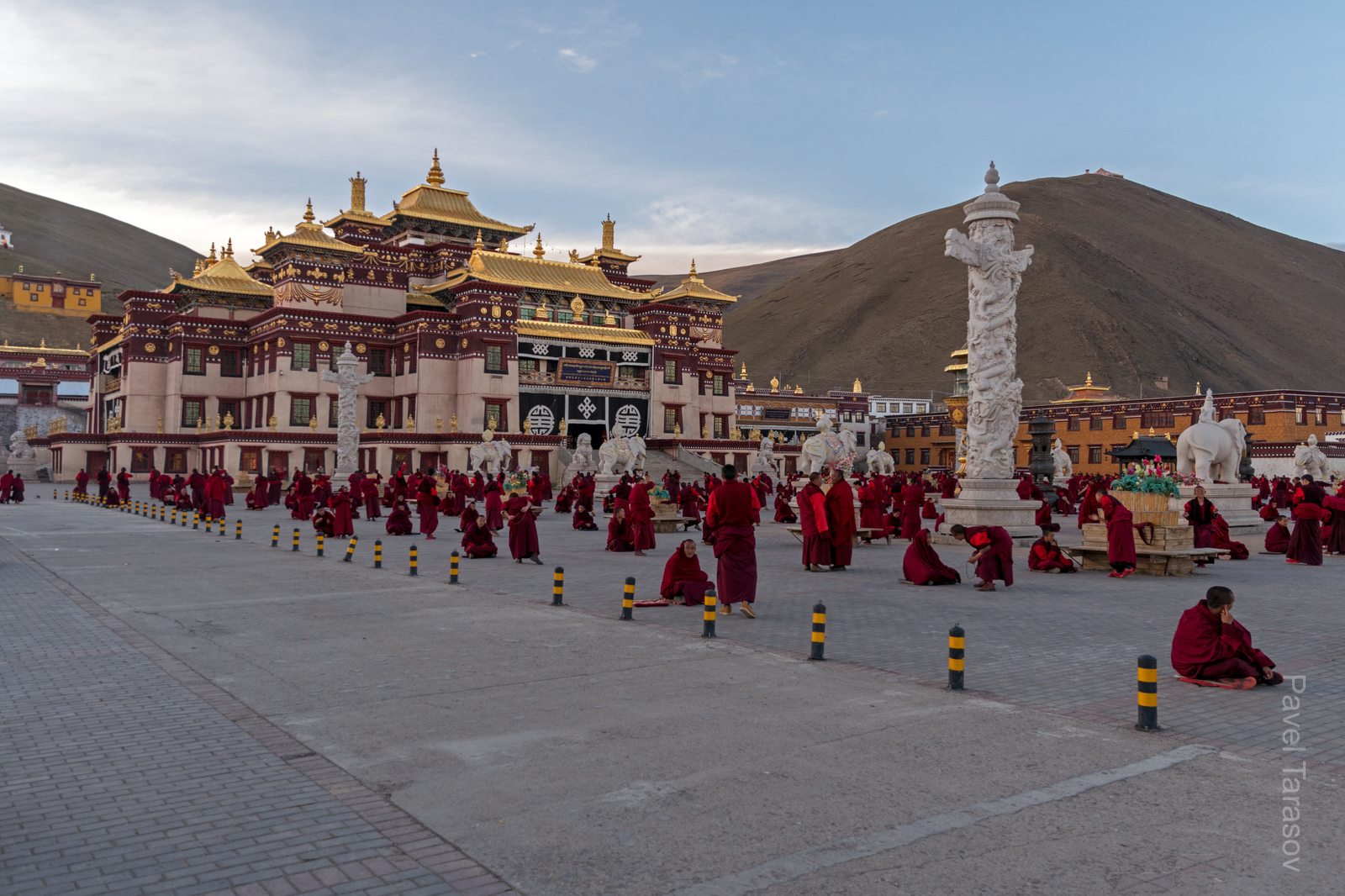 Сершул не только монастырь, но и высшая школа будизма. Так проходят уроки монахов - один хлопает в ладоши, другой сидит. Зачем - осталось для нас загадкой