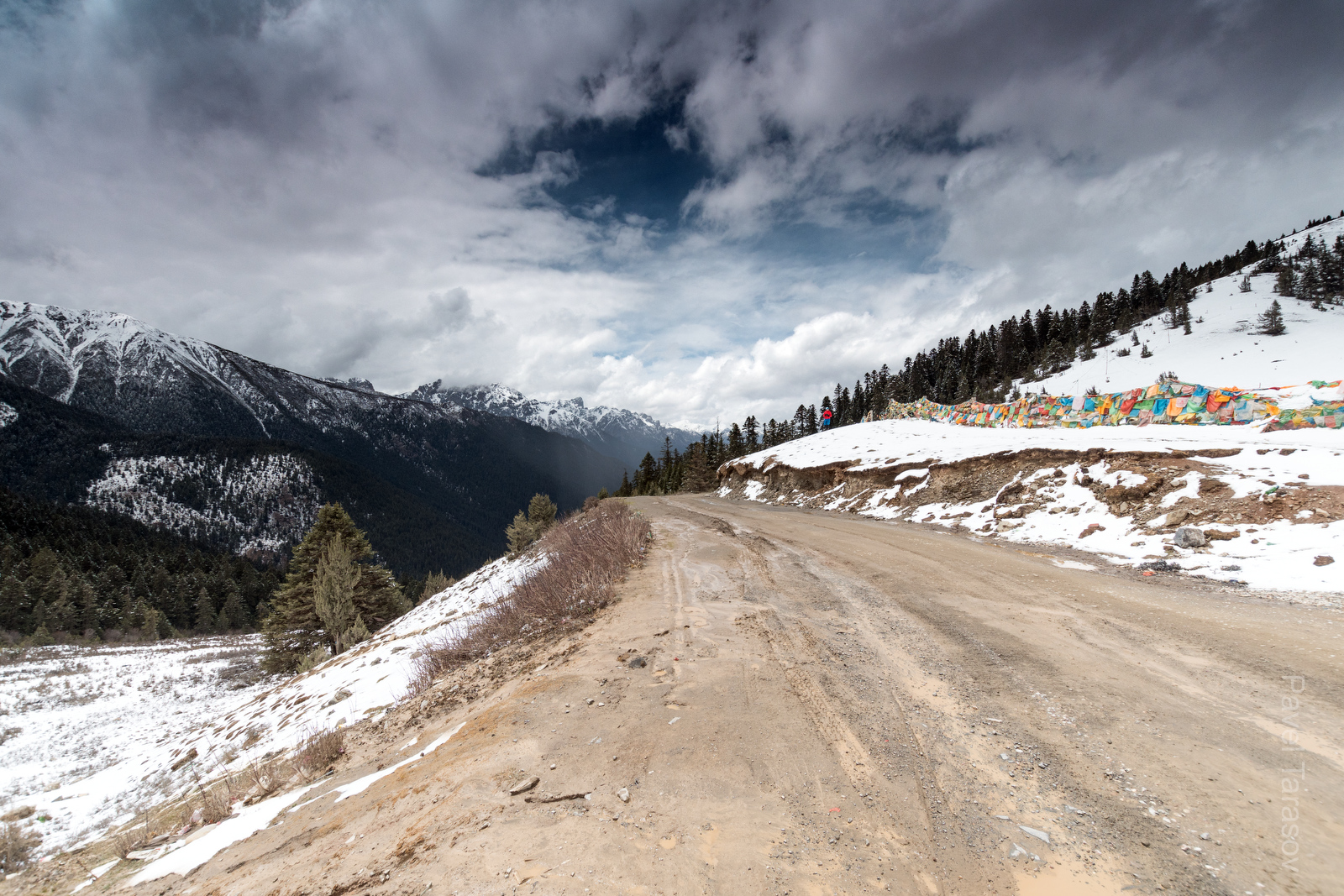 Впереди - долгий спуск с первого перевала