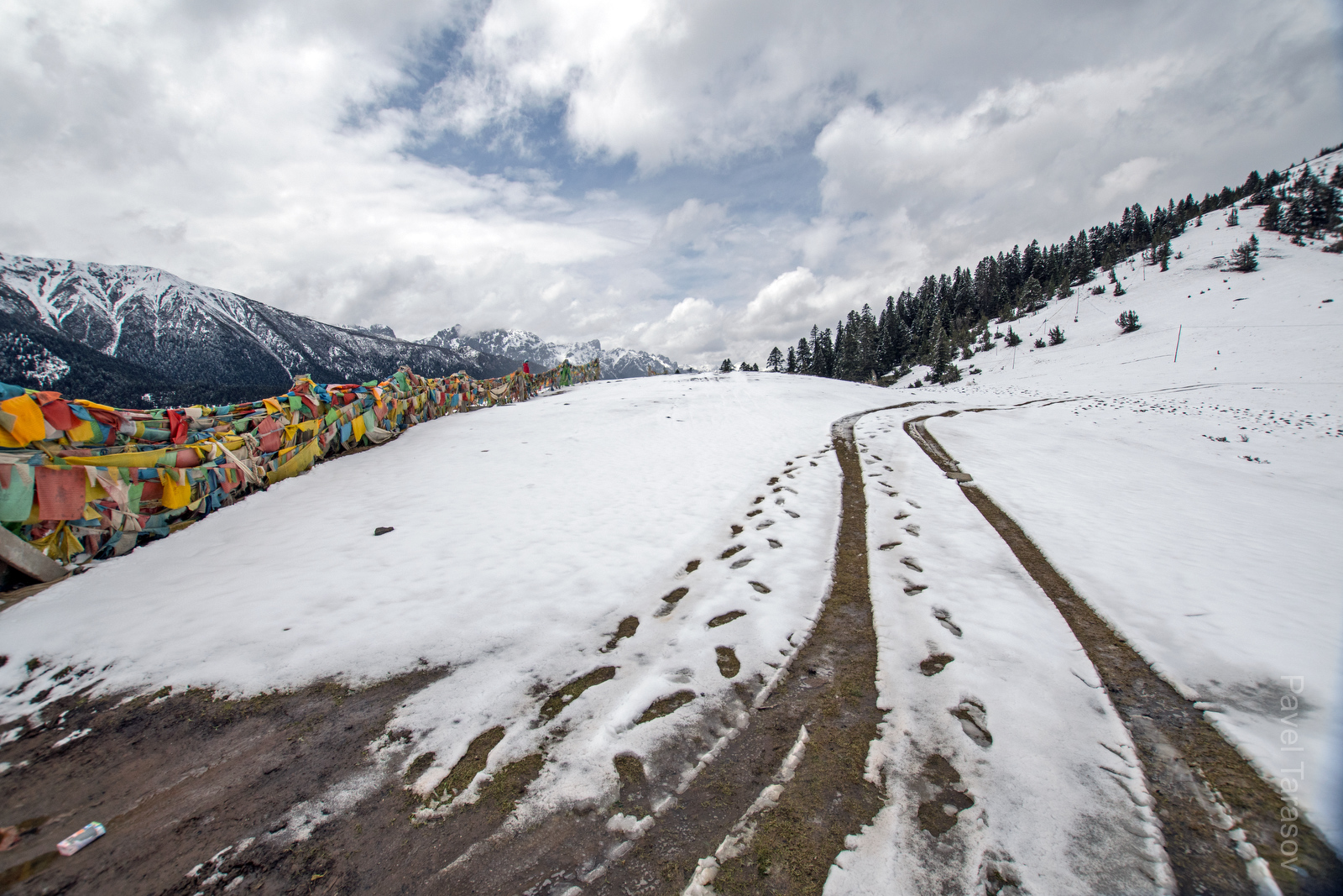 На перевале стоял домик, что это дорожные службы или местные жители, мы так и не узнали