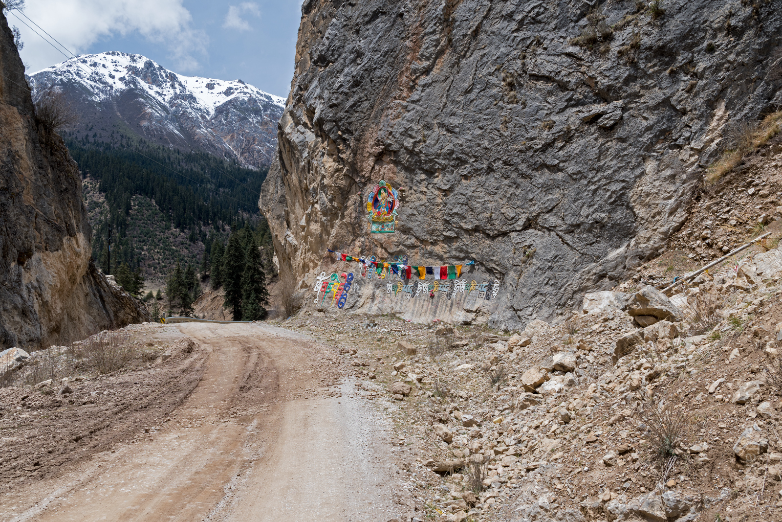 Местами дорога пробита в скалах. Ну раз уж пробивали - как же не нарисовать что-нибудь будистское?