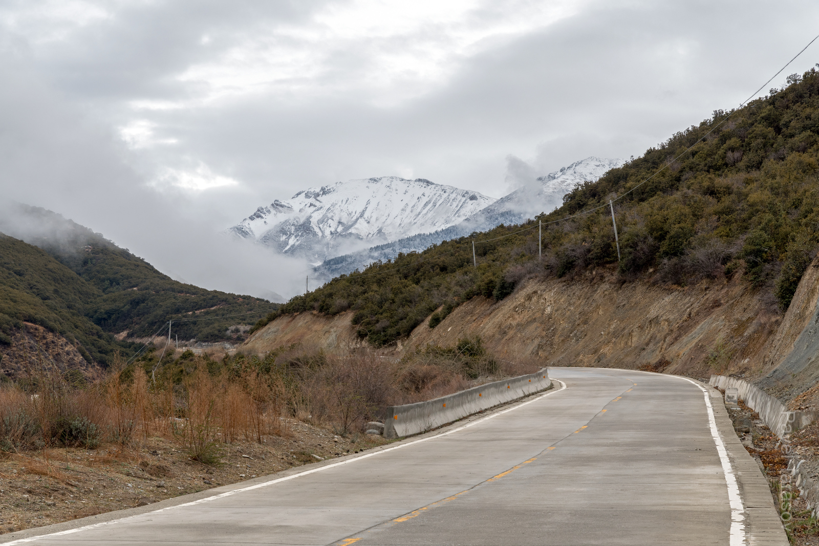 Так выглядела дорога на наш первый перевал в Тибете