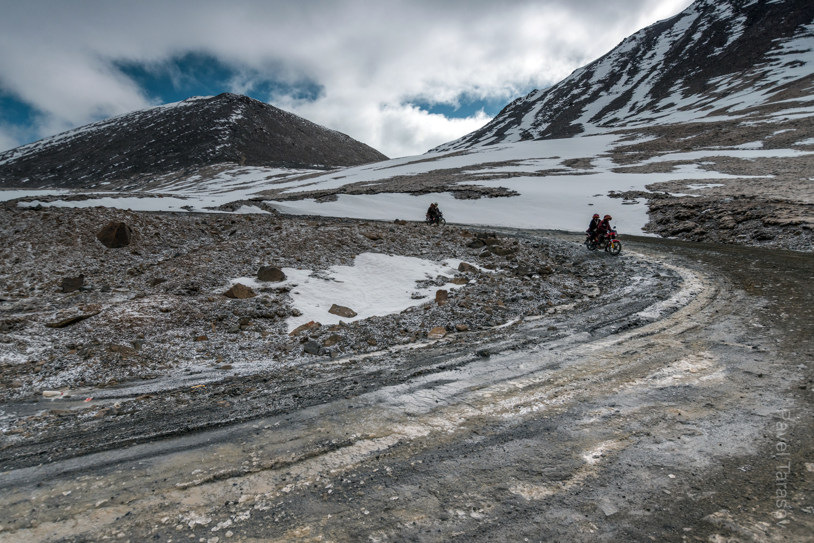 Самый распространенный транспорт в Тибете - мотоцикл. И правда ведь, удобно! И отрицательные температуры им не помеха