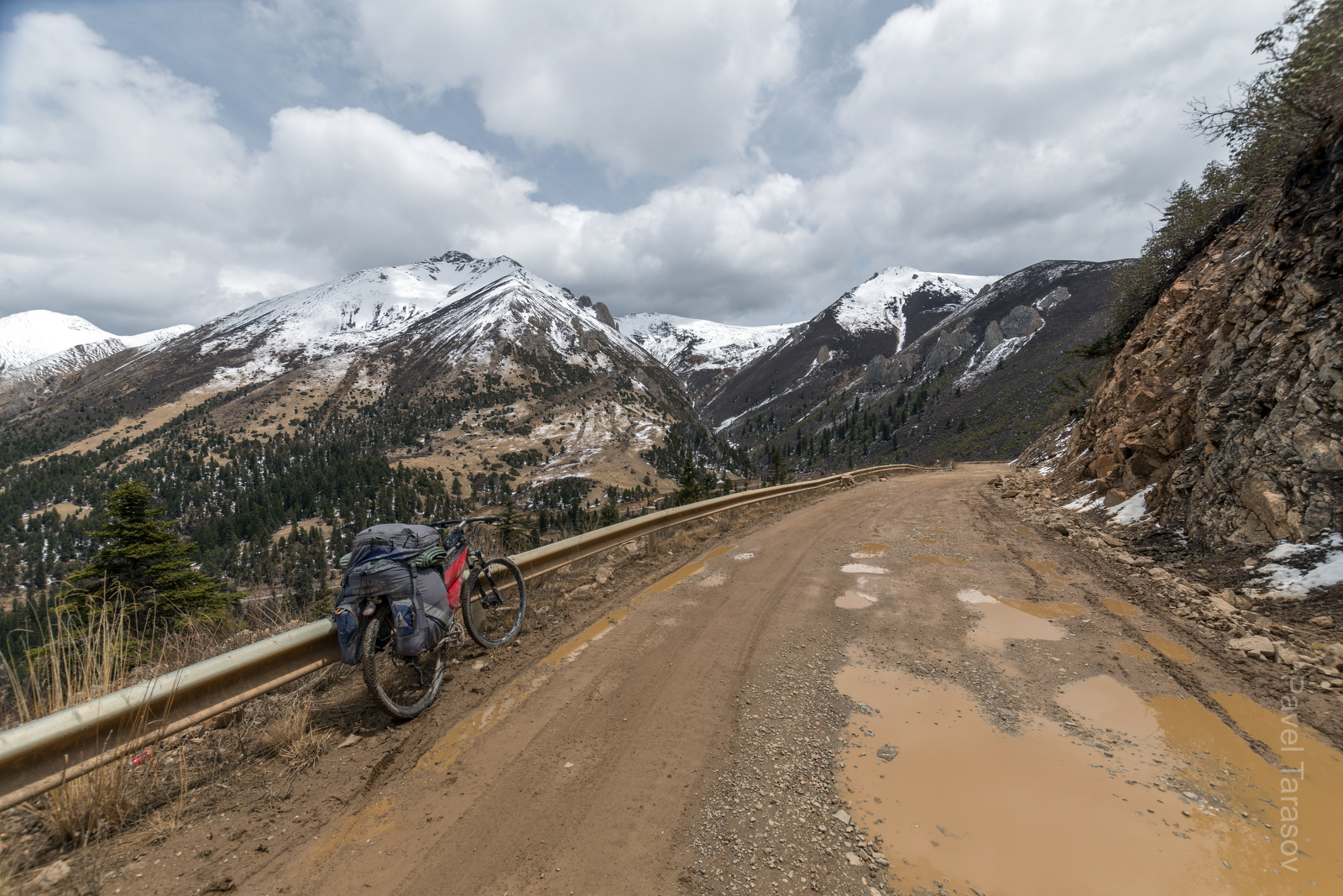 Спуск со второго перевала оказался проще, но не менее живописным