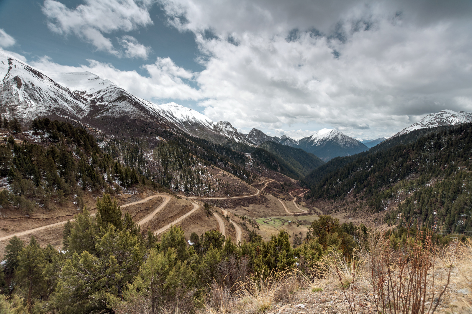 Вот уже почти добрались до второго перевала. А все, что внизу, это нам пришлось вкрутить)
