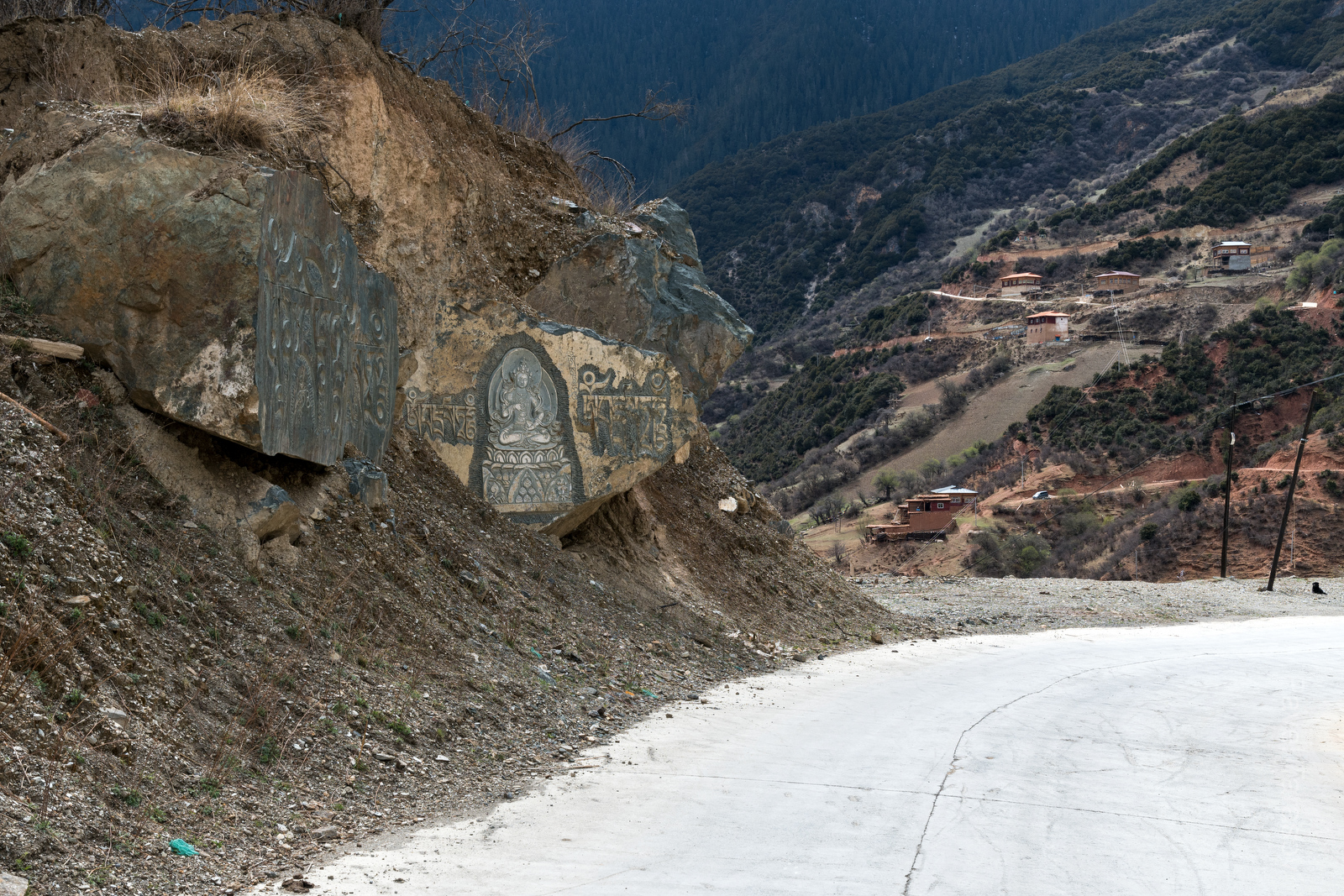 Во многих местах по обочинам дороги выбиты или нарисованы будистские картинки и надписи 