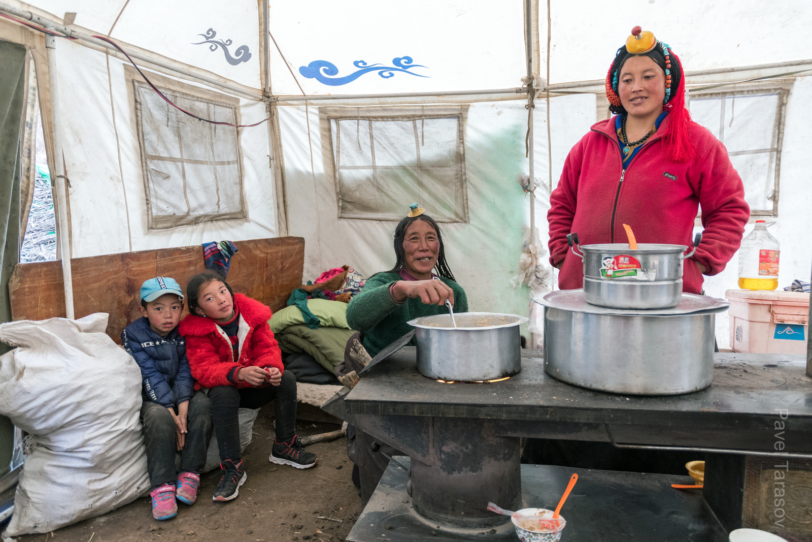 Семья Тибетских яководов, к которым мы напросились на угощение