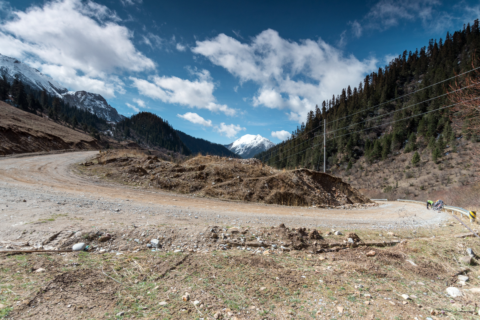 Второй перевал 4400 дался нам только на третий день пути - на него уже вся дорога была по грунтам