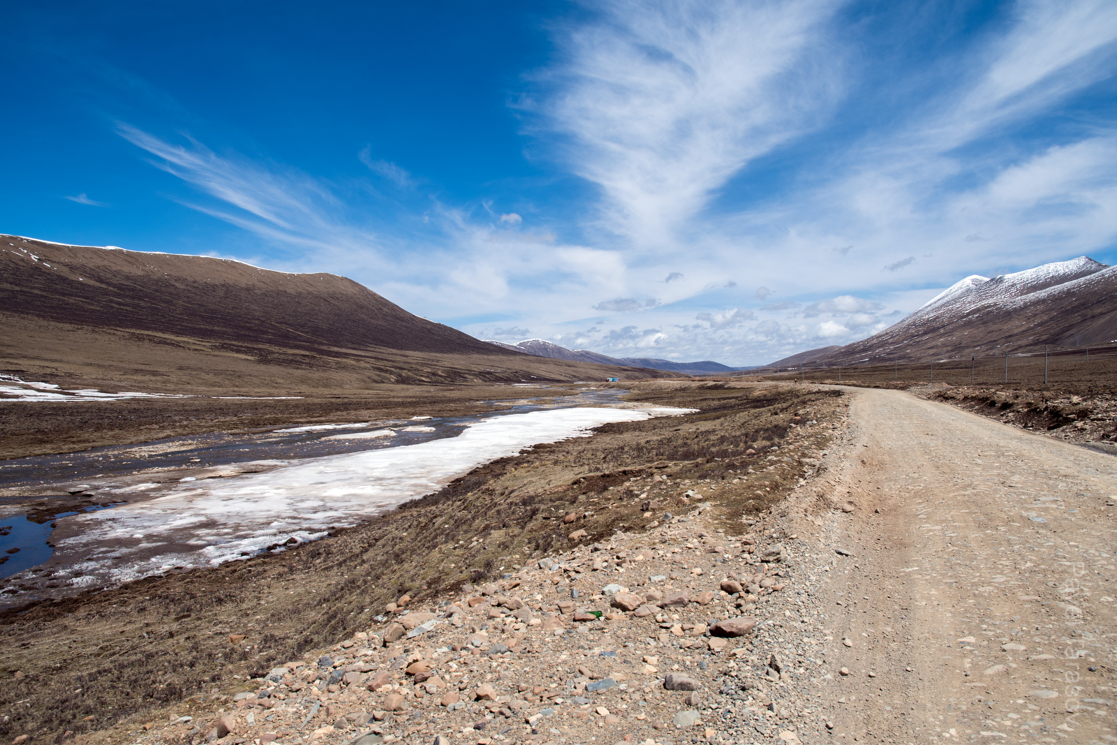 Большой кусок пути у нас лежал по плато на высоте 4500+ метров. Очень красиво!
