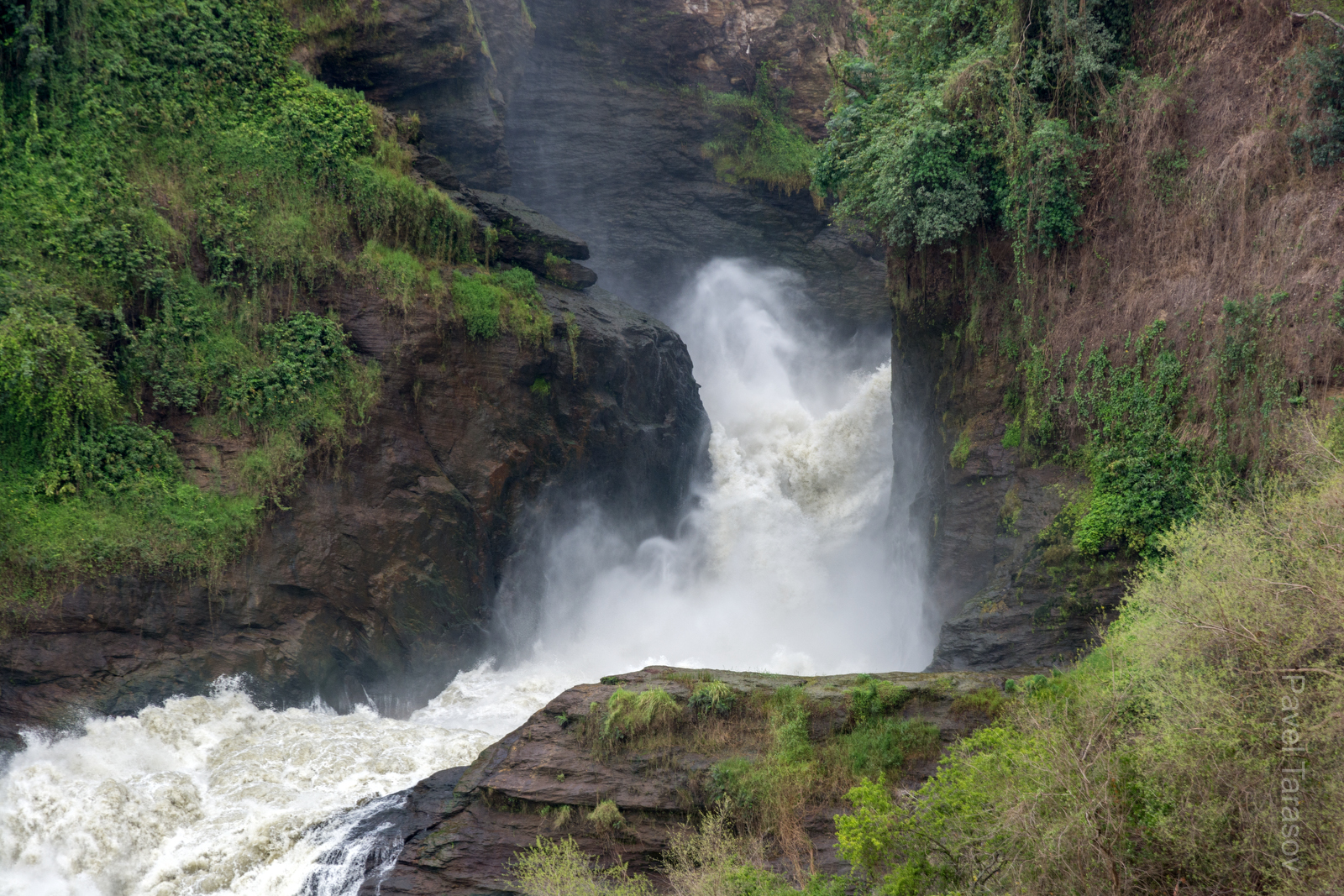 Знаменитые водопады в верховьях Голубого Нила. Почти вся огромная река рушится в эту щель!